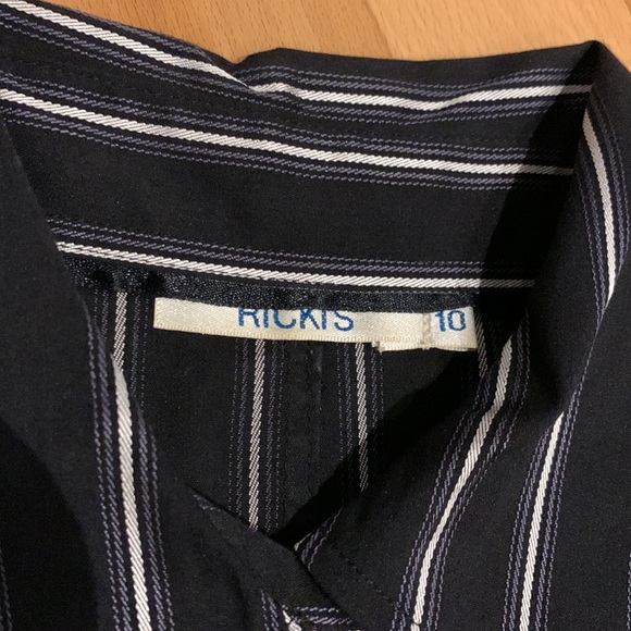 VEUC/like new Ricki’s Button Up Blouse-Black with Grey & Silver Stripes- size 10 - Picture 6 of 16